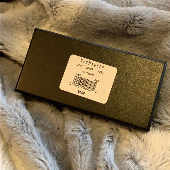 NWT. Van Heusen bow tie - Picture 4 of 4